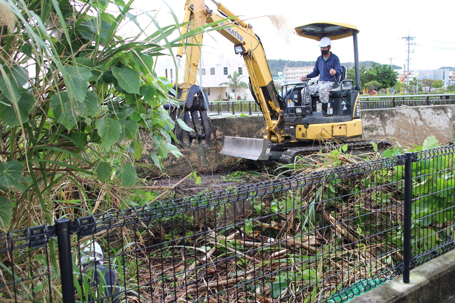 雑草木が生い茂った土地の伐開工事@与那原町 | 那覇造園土木|沖縄の伐採・伐開整地工事はお任せください